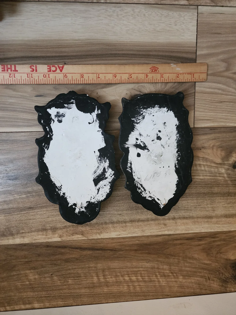 Vintage Heraldic Wall Plaques – Dark Gray Decorative Set